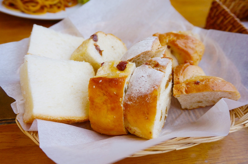 るり渓温泉　カフェガーデンズ　パスタランチのパン