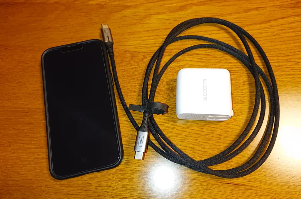 エレコム USB コンセント 充電器 65W とiPhoneサイズ比較