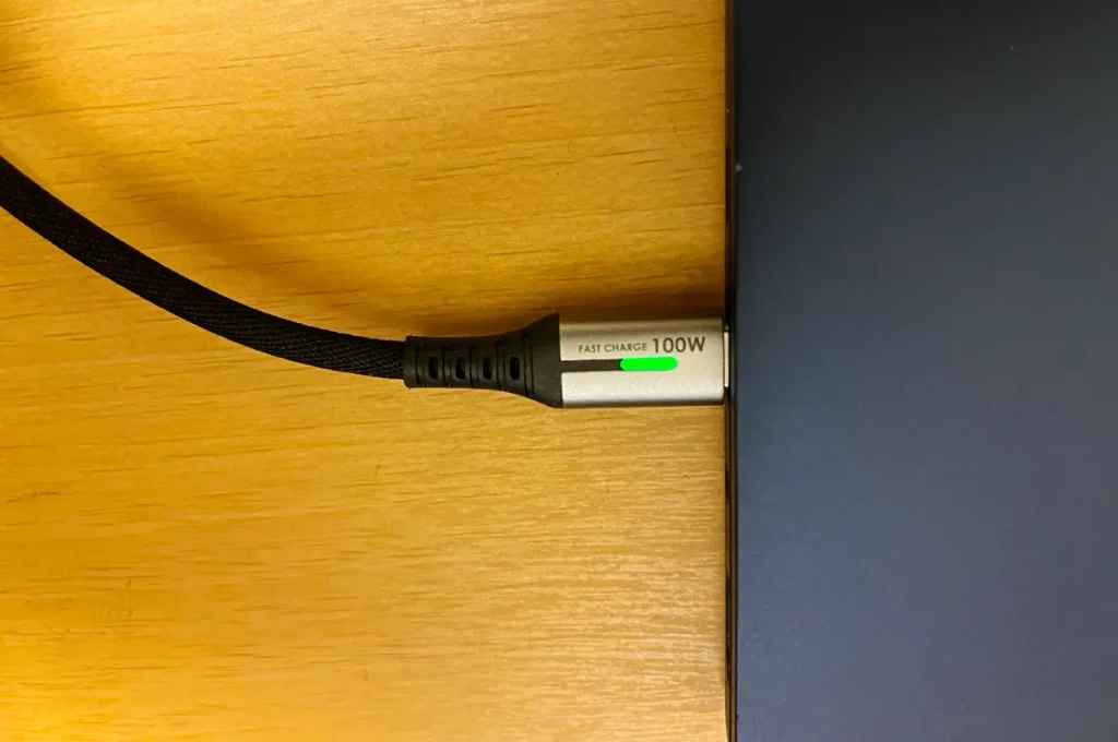USB Type-C充電ケーブル　通電中